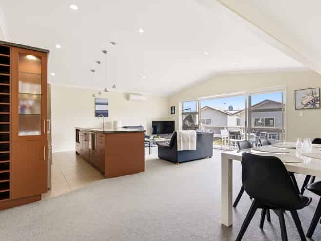 2/17 Tremaine Avenue, Two Mile Bay