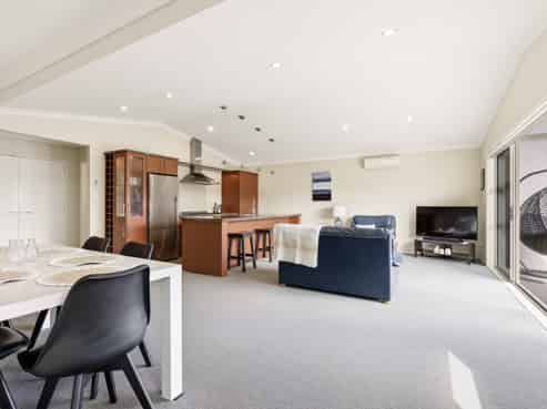 2/17 Tremaine Avenue, Two Mile Bay