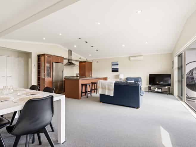 2/17 Tremaine Avenue, Two Mile Bay