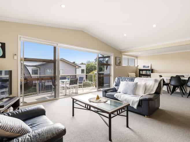 2/17 Tremaine Avenue, Two Mile Bay