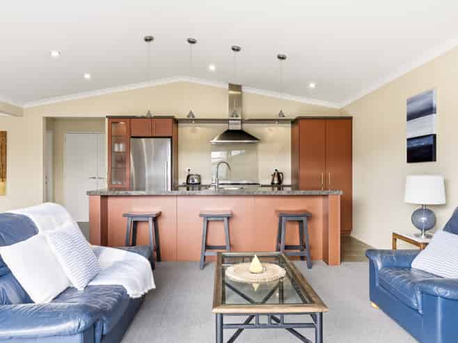 2/17 Tremaine Avenue, Two Mile Bay