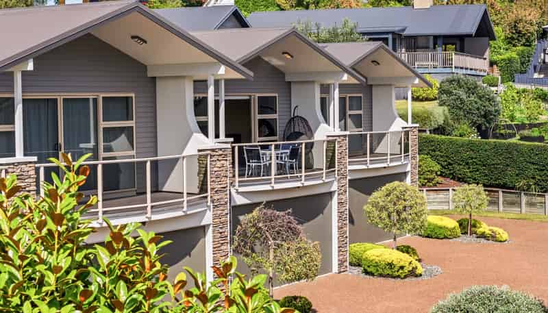 2/17 Tremaine Avenue, Two Mile Bay