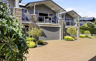 2/17 Tremaine Avenue, Two Mile Bay