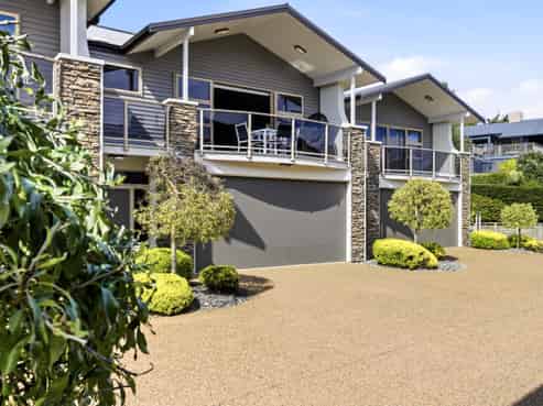 2/17 Tremaine Avenue, Two Mile Bay