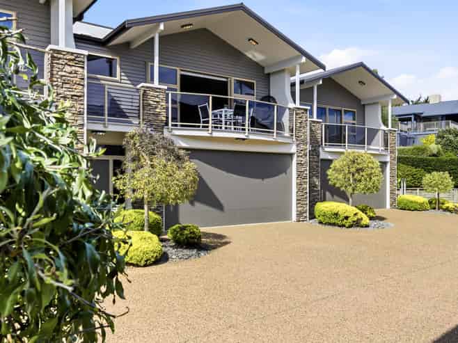 2/17 Tremaine Avenue, Two Mile Bay