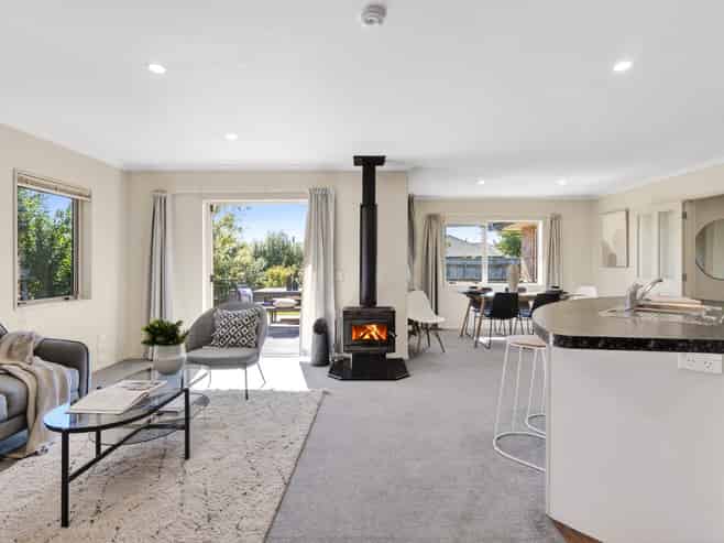 6 Wanderers Avenue, Brightwater