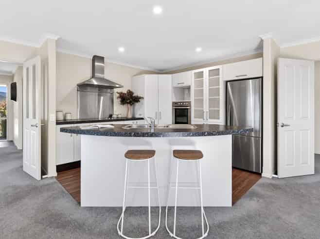 6 Wanderers Avenue, Brightwater