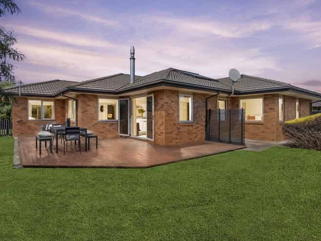 6 Wanderers Avenue, Brightwater