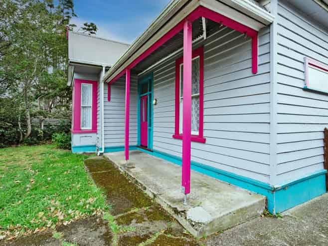 8 Centre Street, Strathern