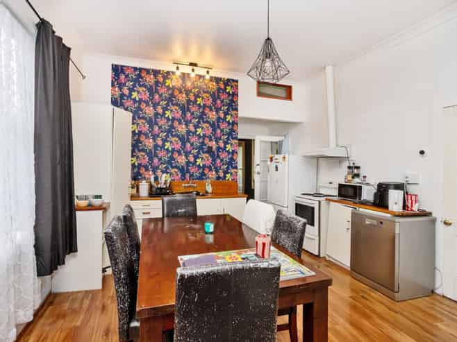 8 Centre Street, Strathern