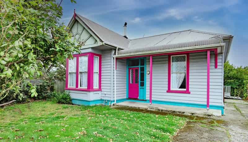 8 Centre Street, Strathern