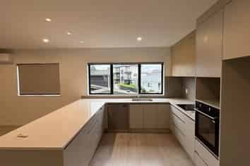 14E River Road, Te Atatu Peninsula