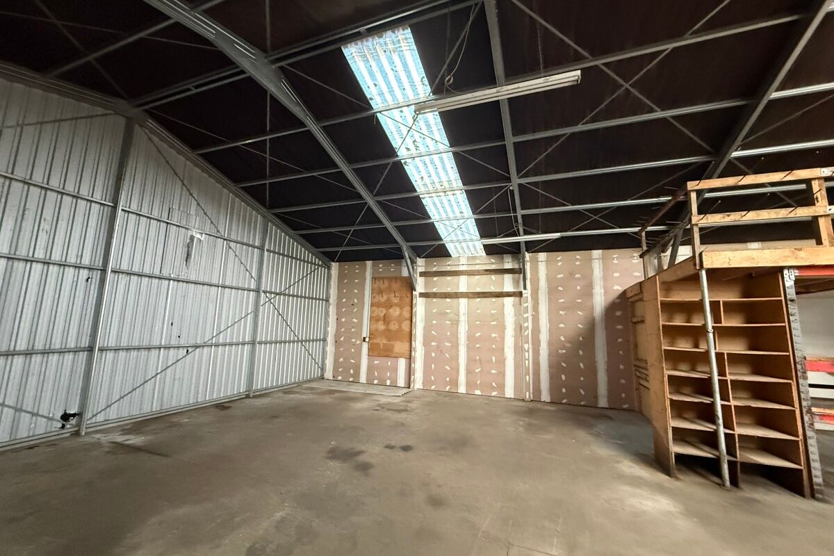 Functional Industrial Warehouse with Yard - Mehr