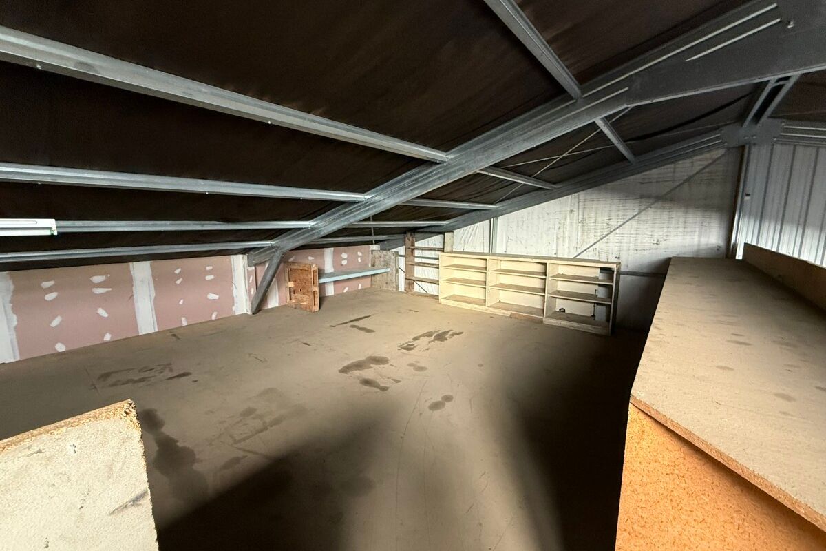 Functional Industrial Warehouse with Yard - Ansicht 6