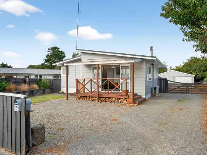 19 Hardie Grove, Featherston