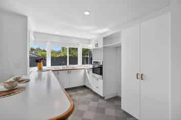 10 Pepper Tree Way, The Wood