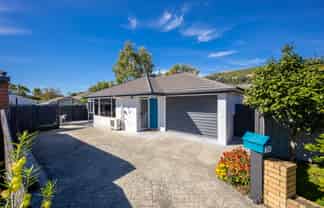 10 Pepper Tree Way, The Wood