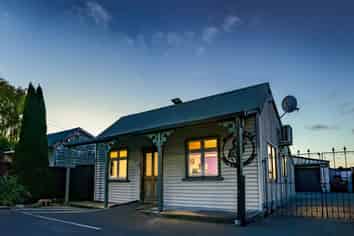 37 Lincoln Road, Addington