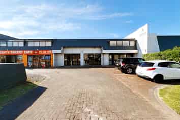 Rosebank Road Workshop, Showroom & Office | 220 m2