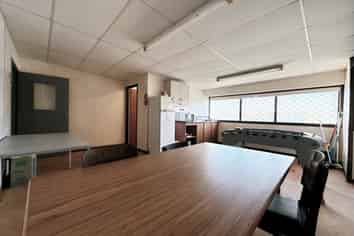 Rosebank Road Workshop, Showroom & Office | 220 m2