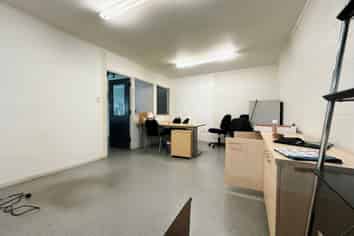 Rosebank Road Workshop, Showroom & Office | 220 m2