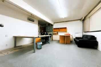 Rosebank Road Workshop, Showroom & Office | 220 m2