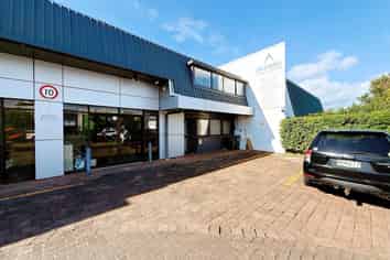 Rosebank Road Workshop, Showroom & Office | 220 m2