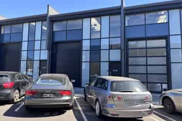 High stud trade showroom/ office - must be sold!