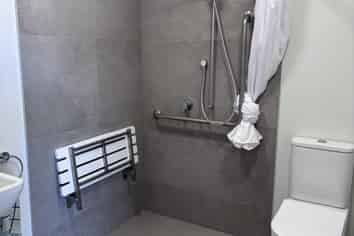 High stud trade showroom/ office - must be sold!