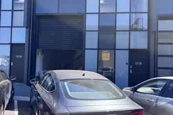 High stud trade showroom/ office - must be sold!