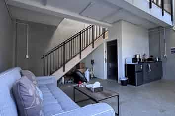 High stud trade showroom/ office - must be sold!