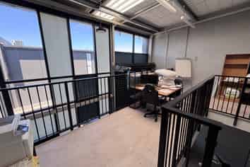 High stud trade showroom/ office - must be sold!