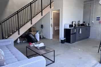 High stud trade showroom/ office - must be sold!