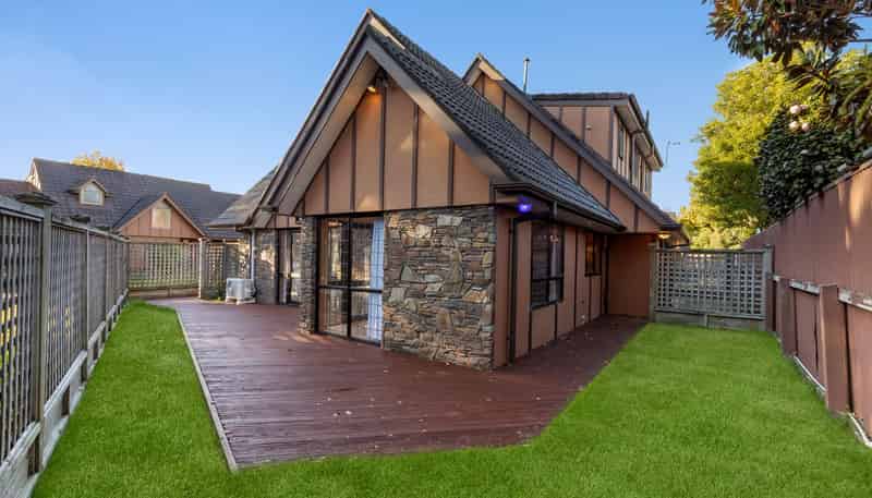 6 Huntington Lane, West End