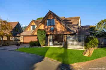 6 Huntington Lane, West End