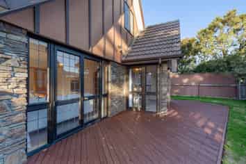 6 Huntington Lane, West End