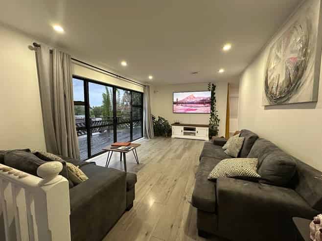 27A Downing Street, Glenfield