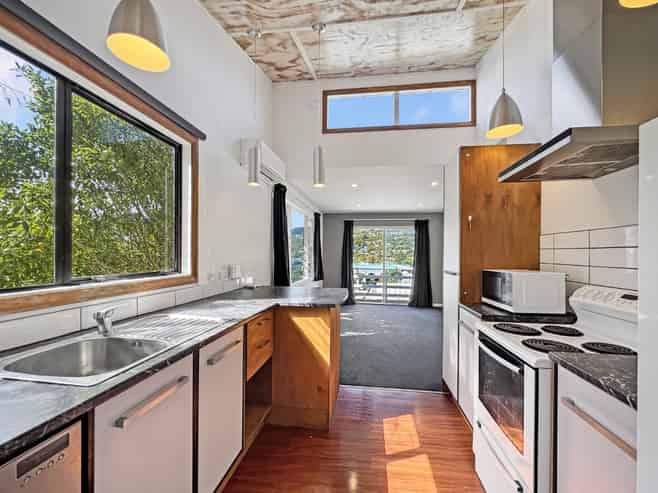 6B Rewa Terrace, Tawa