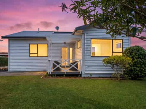 85 Pupuke Road, Northcote