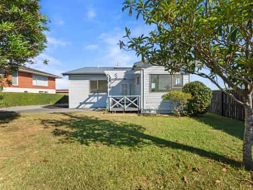 85 Pupuke Road, Northcote