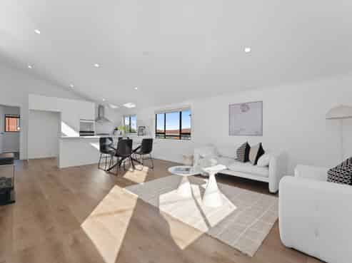 85 Pupuke Road, Northcote