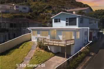 F1/165 Severn Street, Island Bay