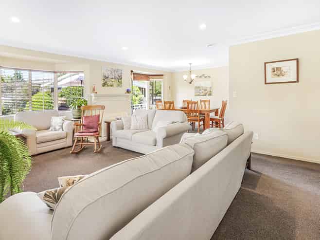 8 Perindale Drive, Chartwell