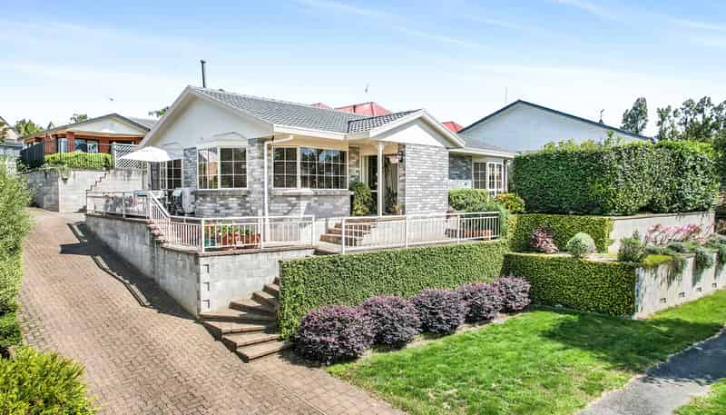 8 Perindale Drive, Chartwell