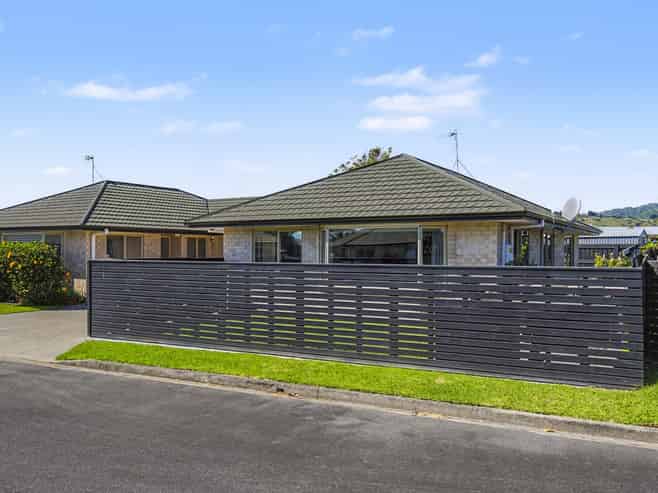 16B Dennis Taylor Court, Paraparaumu