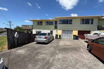 2/140 Metcalfe Road, Ranui