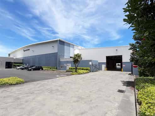 CBRE | Premium Drive Through Distribution Facility