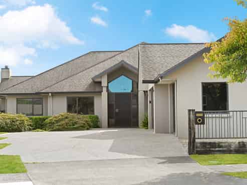 14 Winslow Court, Huntington