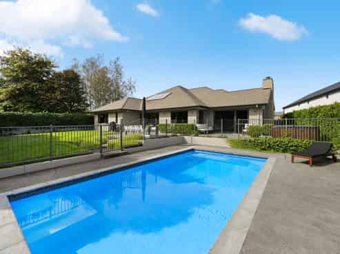 14 Winslow Court, Huntington