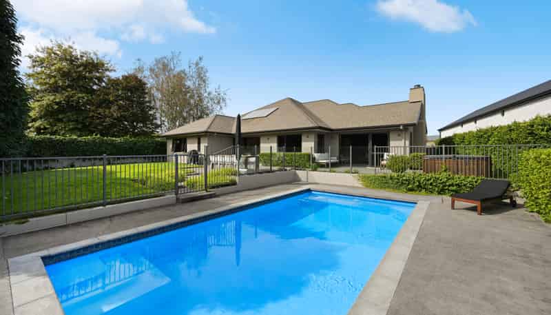 14 Winslow Court, Huntington